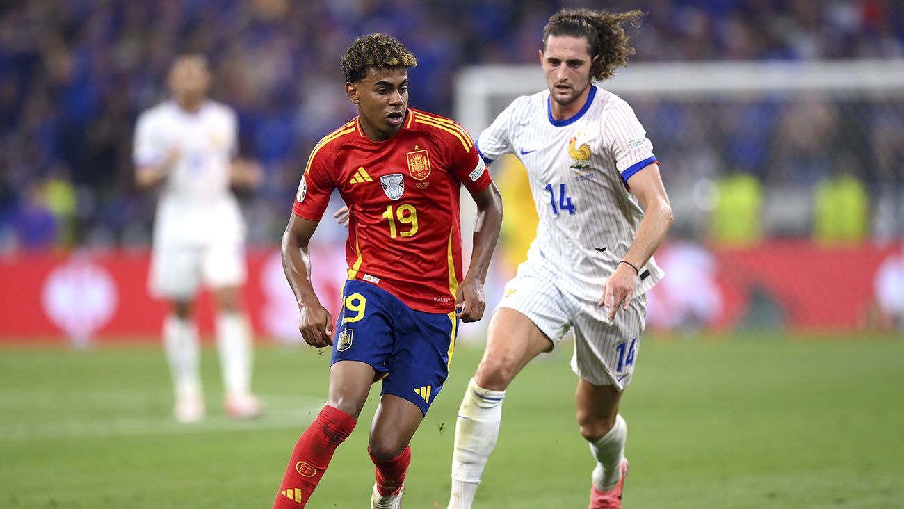 Lamine Yamal and Adrien Rabiot during Spain-France