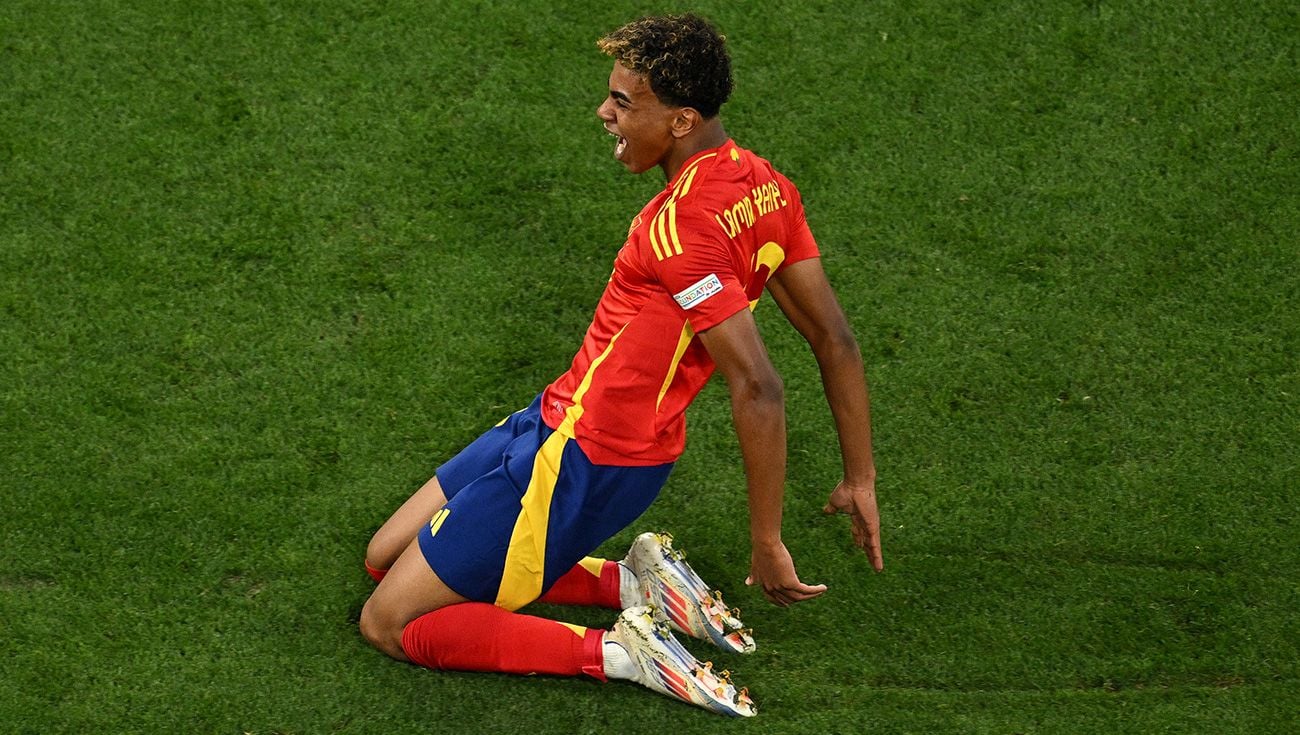 Lamine Yamal celebrando un gol con España