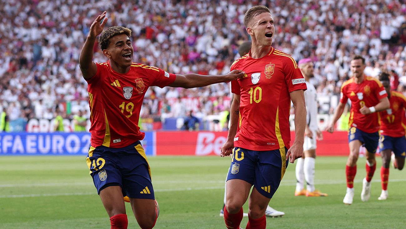 Lamine Yamal y Dani Olmo celebrando un gol con España