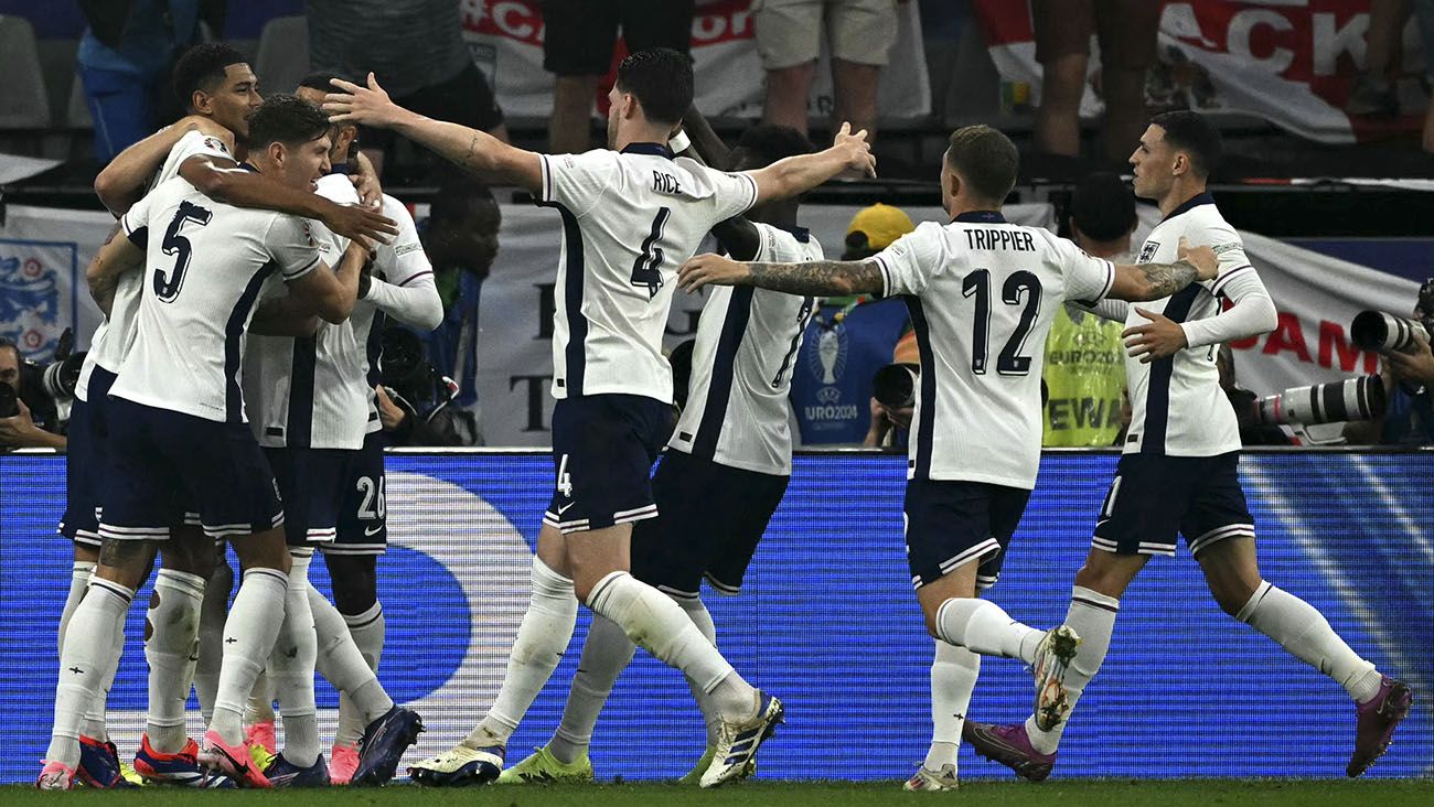 Jugadores de Inglaterra festejando el gol de Harry Kane