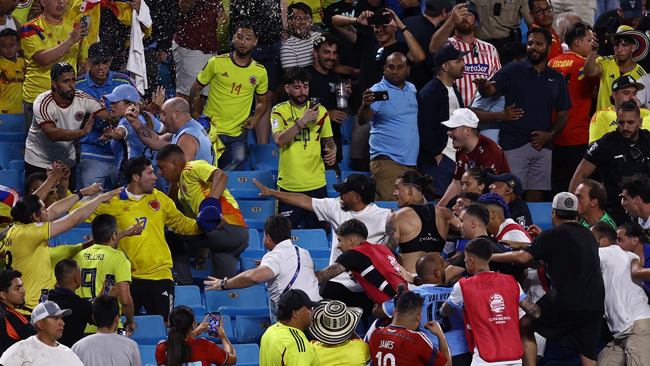 Enfrentamiento entre aficionados de Colombia y jugadores de Uruguay