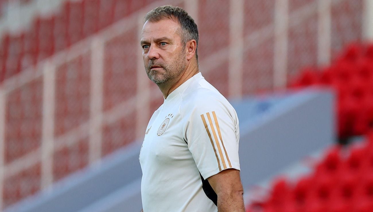 Hansi Flick, actual entrenador del FC Barcelona, vigilando un entrenamiento con Alemania