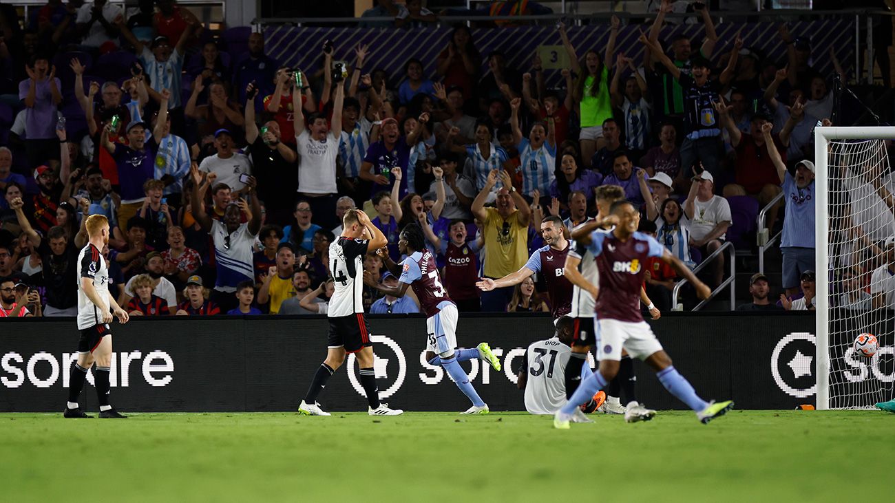 Jaden Philogene celebrando un gol con el Aston Villa