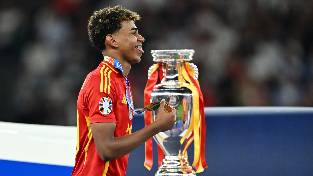 Lamine Yamal levantando el trofeo de campeón de la Eurocopa 2024 con la selección de España