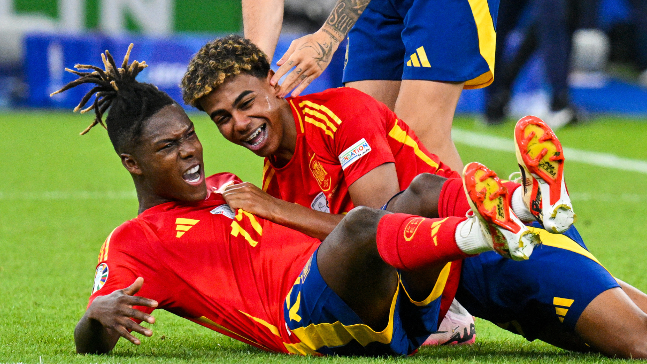 Lamine Yamal y Nico Williams celebrando en el duelo entre España e Inglaterra en la final de la Eurocopa 2024