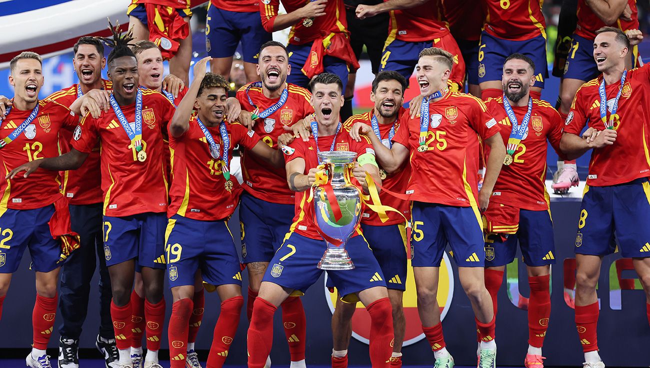 Jugadores de España celebrando el título de la Eurocopa