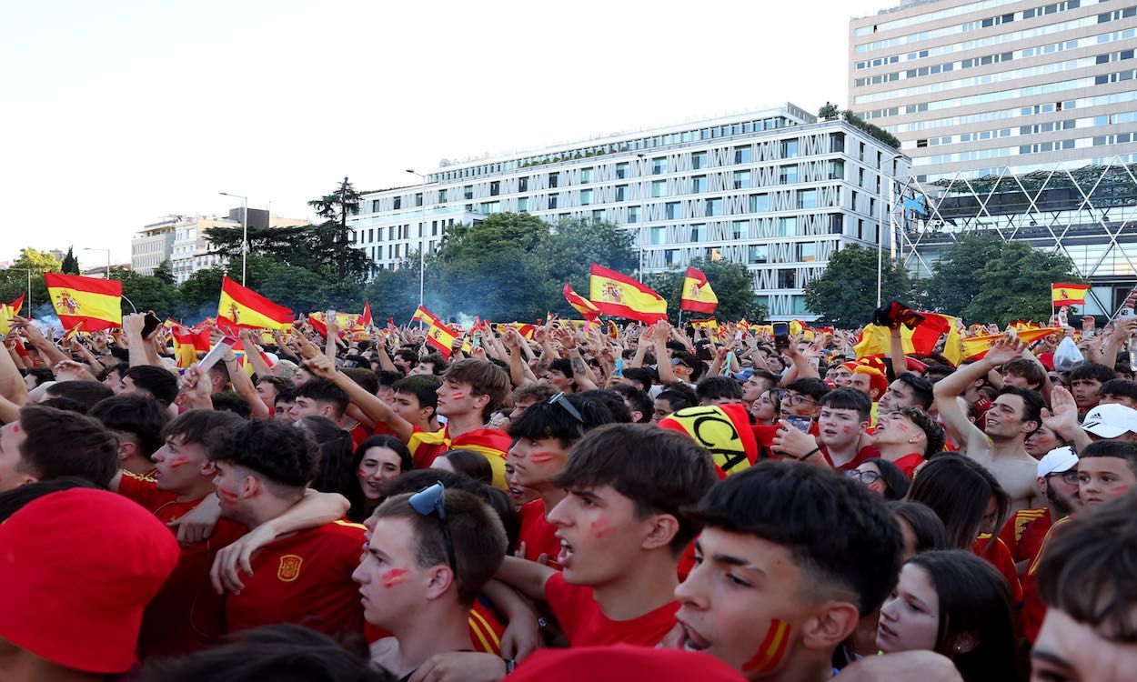 The “Roja” wins the Euro Cup and merges “the two Spains”