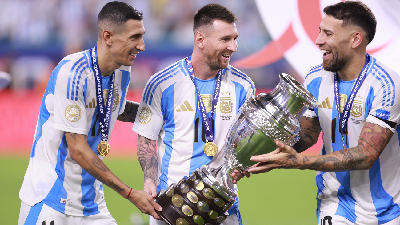 Leo Messi, Ángel Di María y Nicolas Otamendi alzando el trofeo de campeón de la Copa América 2024