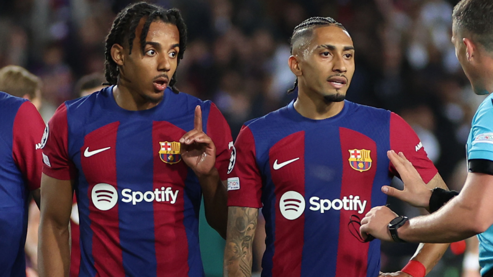 Raphinha y Jules Koundé en el duelo entre el FC Barcelona y el PSG en los cuartos de final de la UEFA Champions League 2023 24