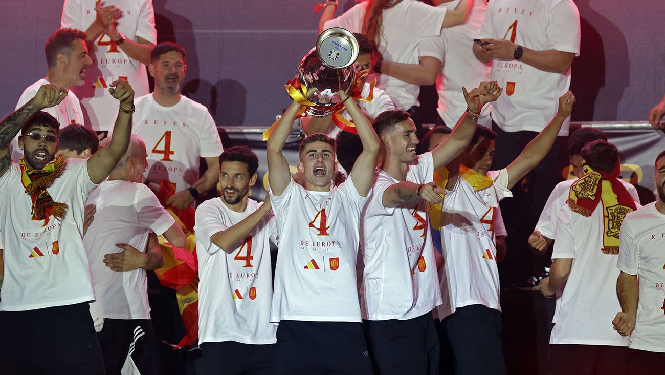 Fermín López lifting the Euro Cup trophy