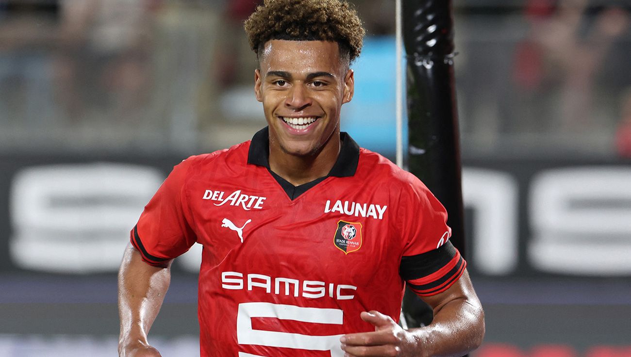 Desire Doue durante un partido con el Rennes