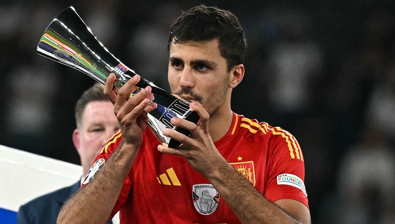 Rodri levantando el MVP de la Eurocopa