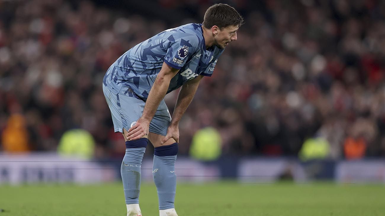 Clément Lenglet en un partido con el Aston Villa