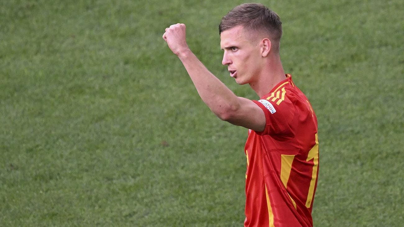 Dani Olmo en un partido con España