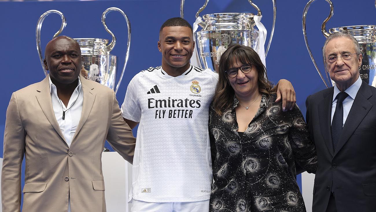 Kylian Mbappé junto a sus padres y Florentino Pérez