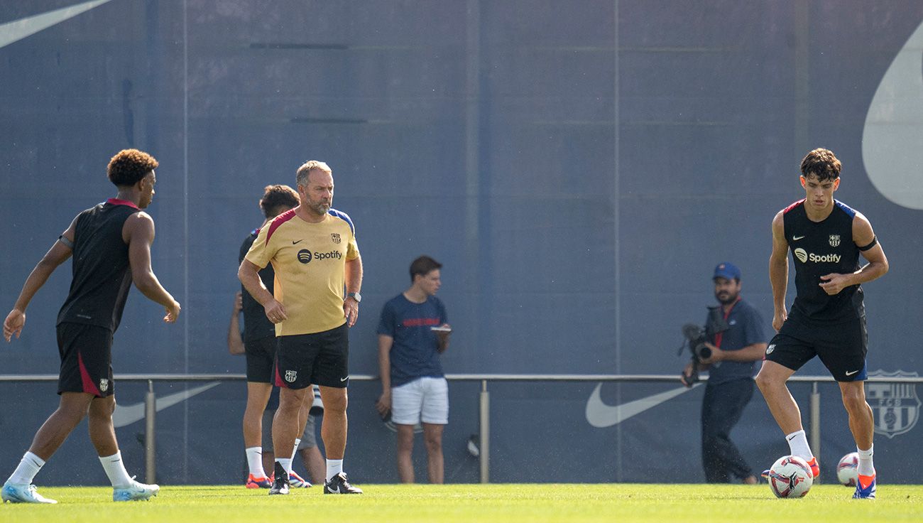 Hansi Flick dirigiendo un entrenamiento del FC Barcelona