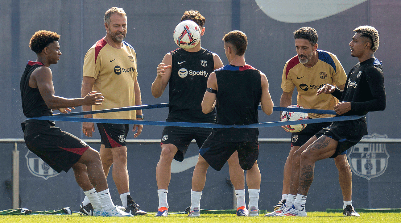 Hansi Flick en un entrenamiento del FC Barcelona