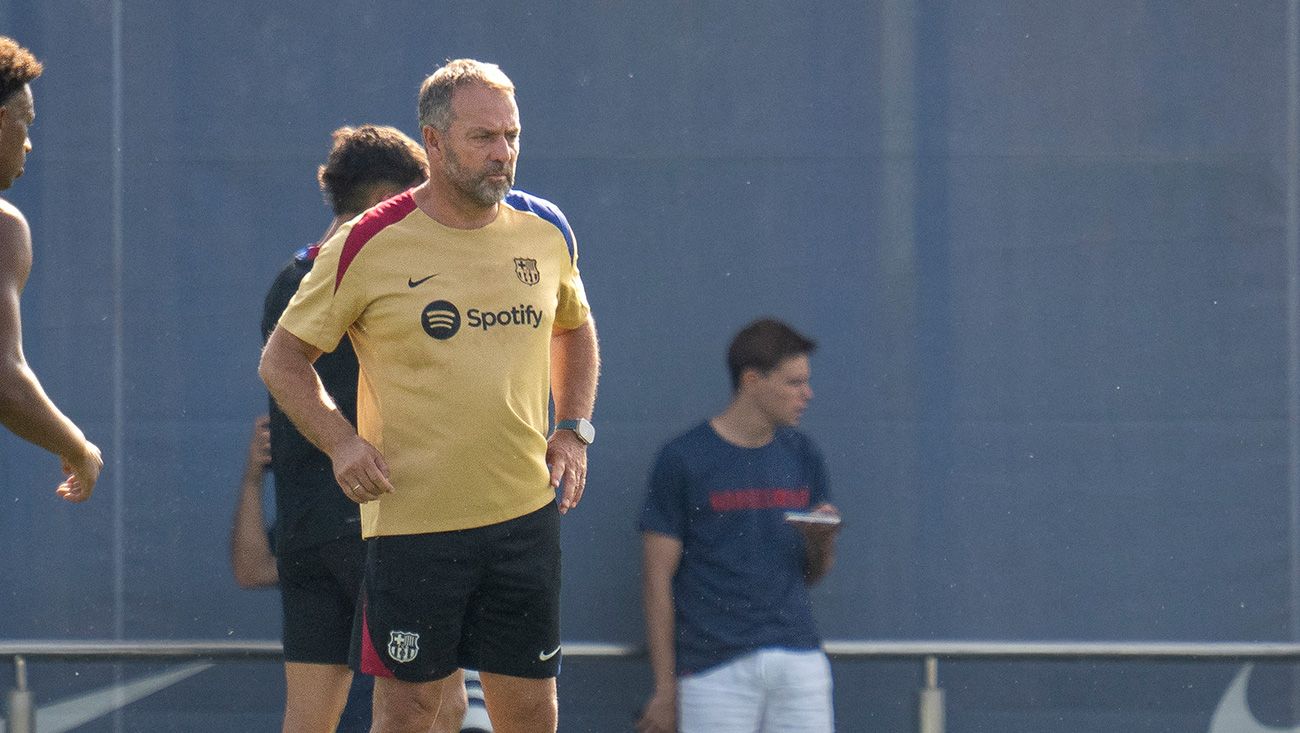 Hansi Flick en un entrenamiento del Barça