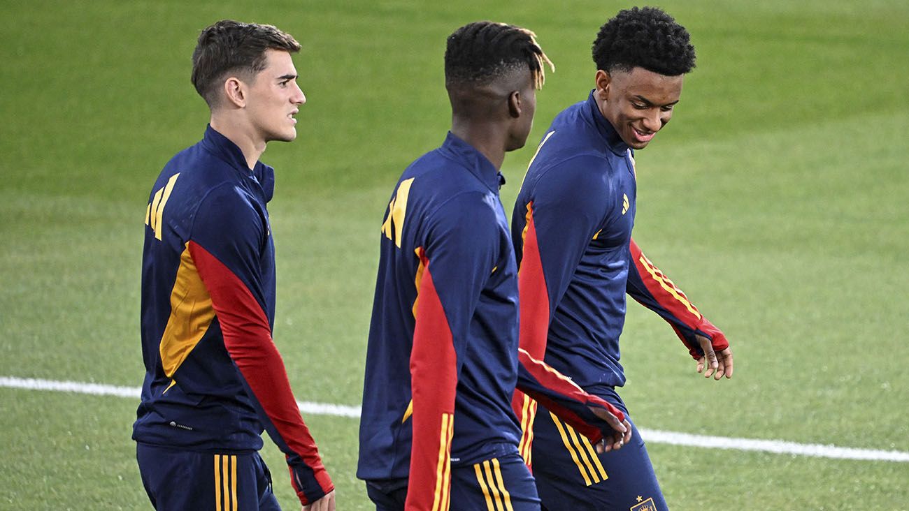 Gavi, Nico Williams y Alejandro Balde en un entrenamiento con España