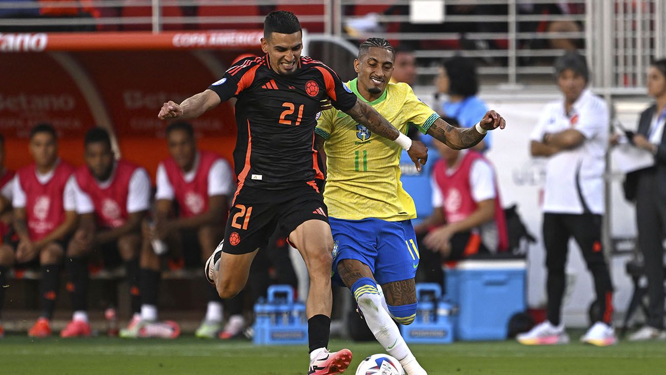 Daniel Muñoz disputando un balón con Raphinha en la Copa América