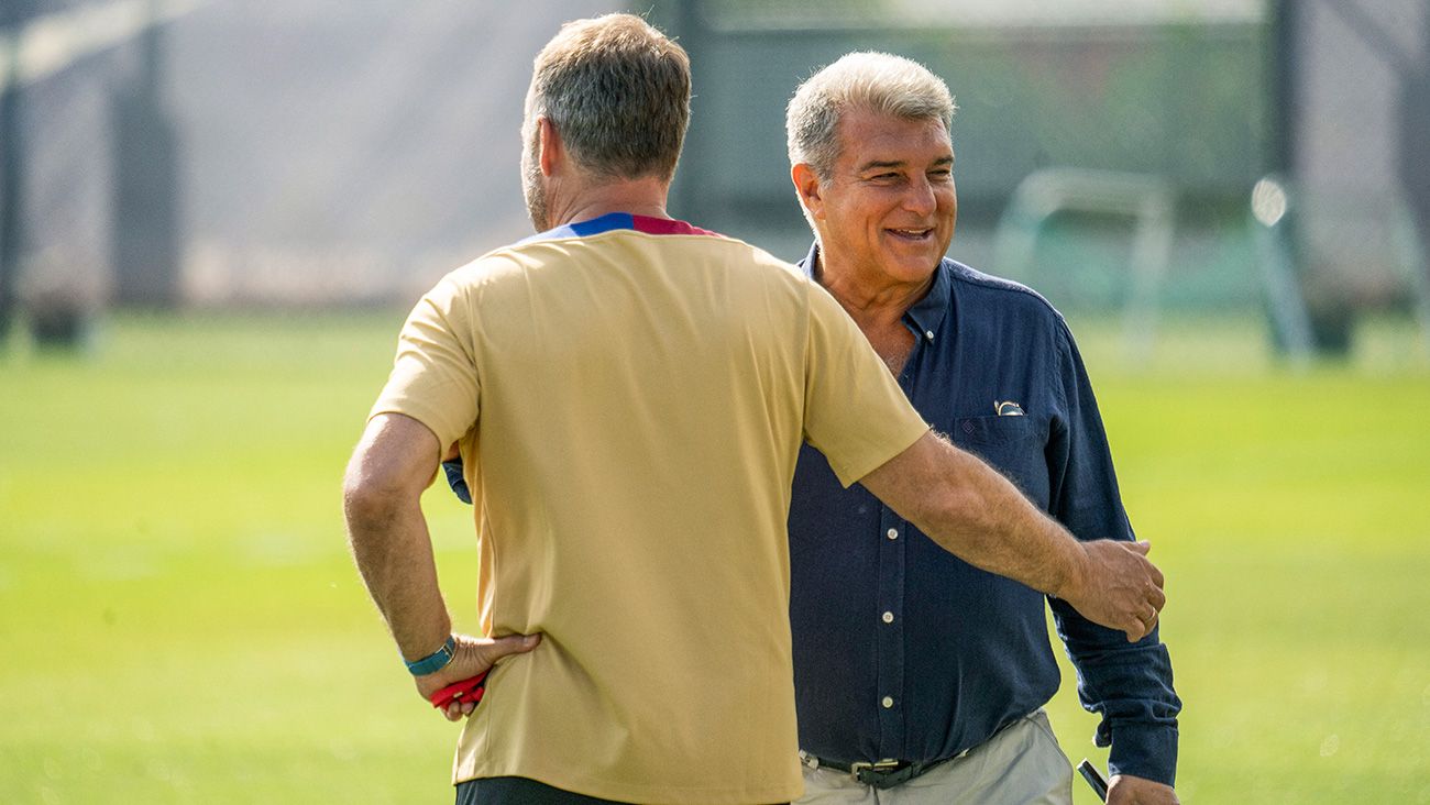 Hansi Flick y Laporta se saludan