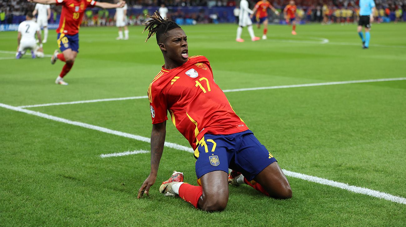 Nico Williams celebra un gol con España