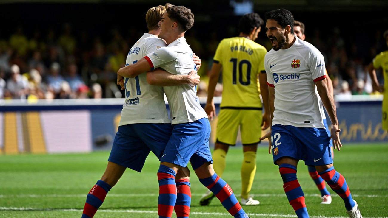 Frenkie de Jong, Pablo Gavi e Ilkay Gündogan en el partido entre el FC Barcelona y el Villarreal CF en LaLiga EA Sports