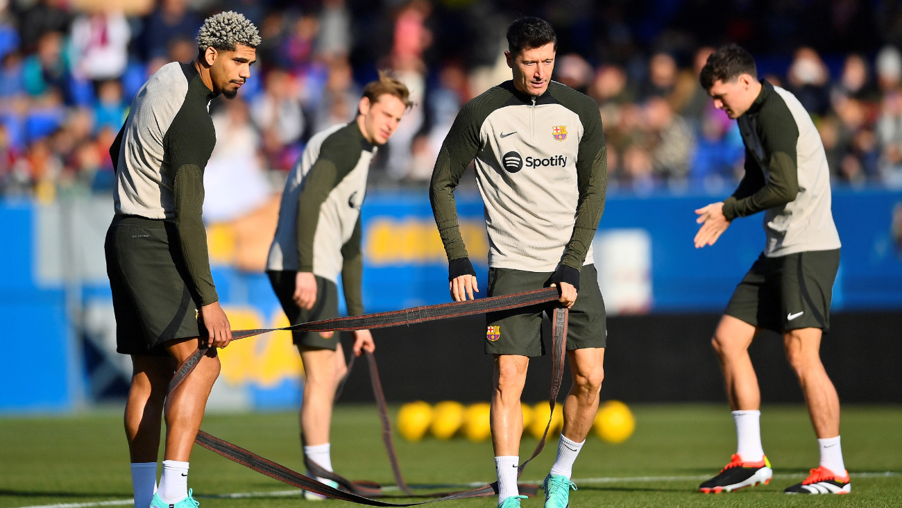 Ronald Araújo, Robert Lewandowski, Frenkie de Jong y Andreas Christensen en un entrenamiento con el FC Barcelona