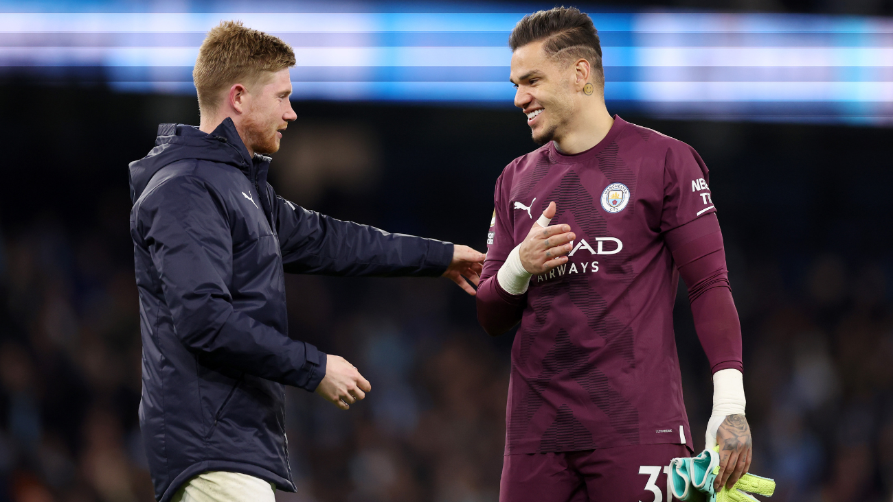 Kevin de Bruyne y Ederson Moraes en el duelo entre el Manchester City y el Arsenal FC en la Premier League 2023 24