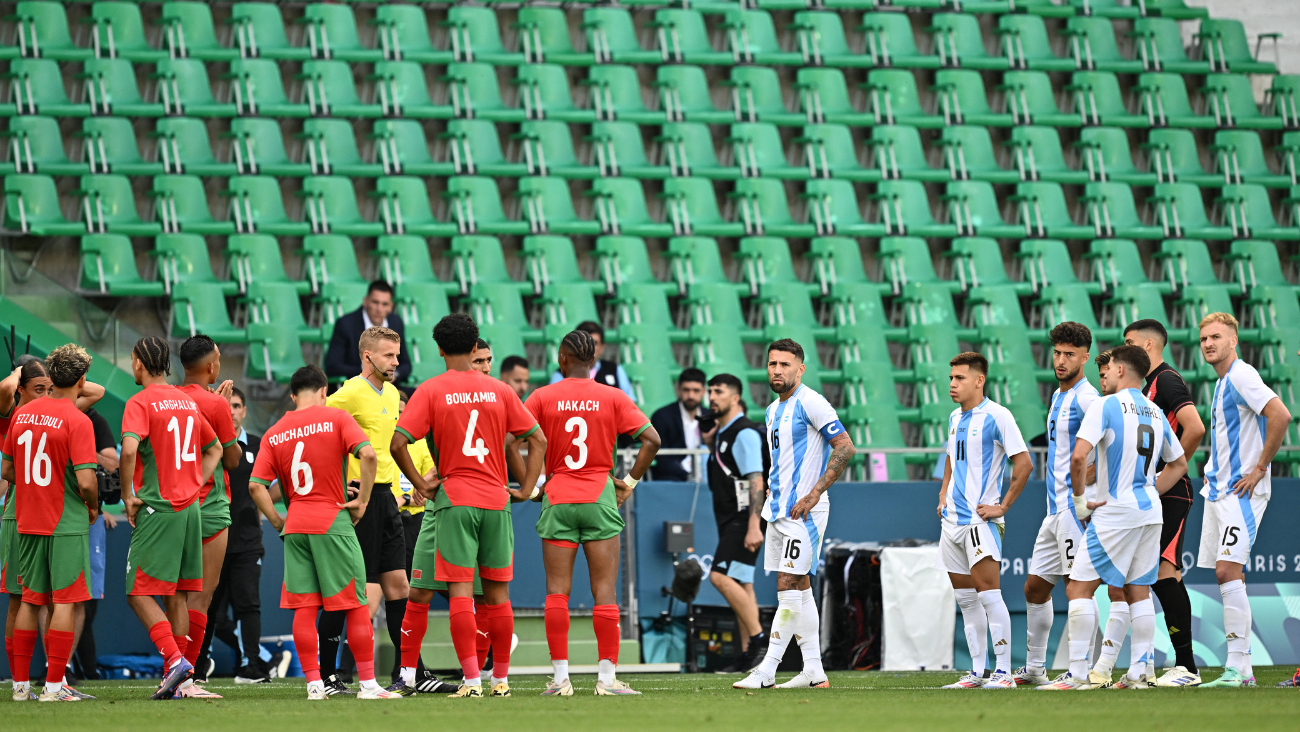 La selección de Argentina y Marruecos en su duelo en el torneo de fútbol de los Juegos Olímpicos París 2024