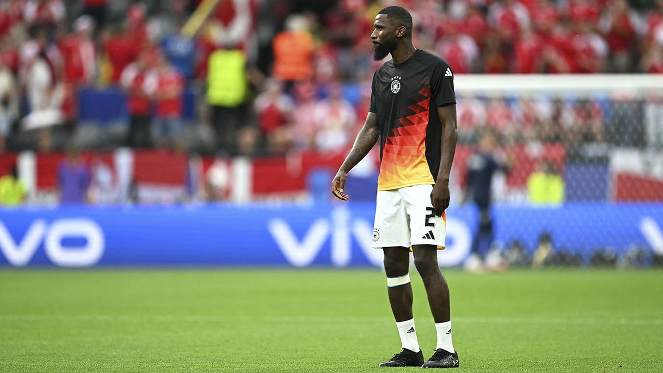 Antonio Rüdiger en un calentamiento con Alemania