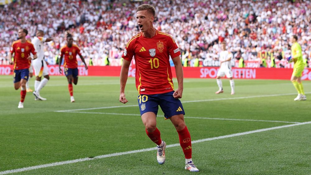 Dani Olmo celebra uno de sus goles