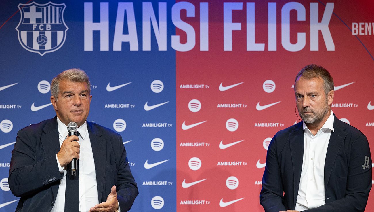 Joan Laporta y Hansi Flick durante la presentación del alemán