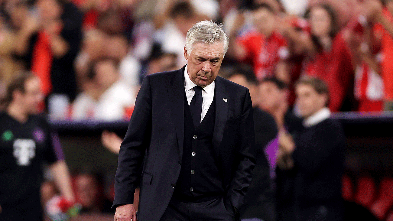 Carlo Ancelotti se lamenta en un partido