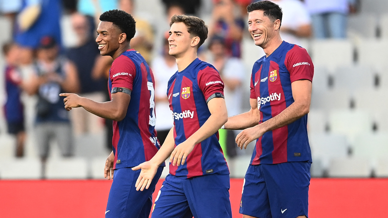 Gavi, Alejandro Balde y Robert Lewandowski en el duelo entre el FC Barcelona y el Tottenham en el Trofeo Joan Gamper