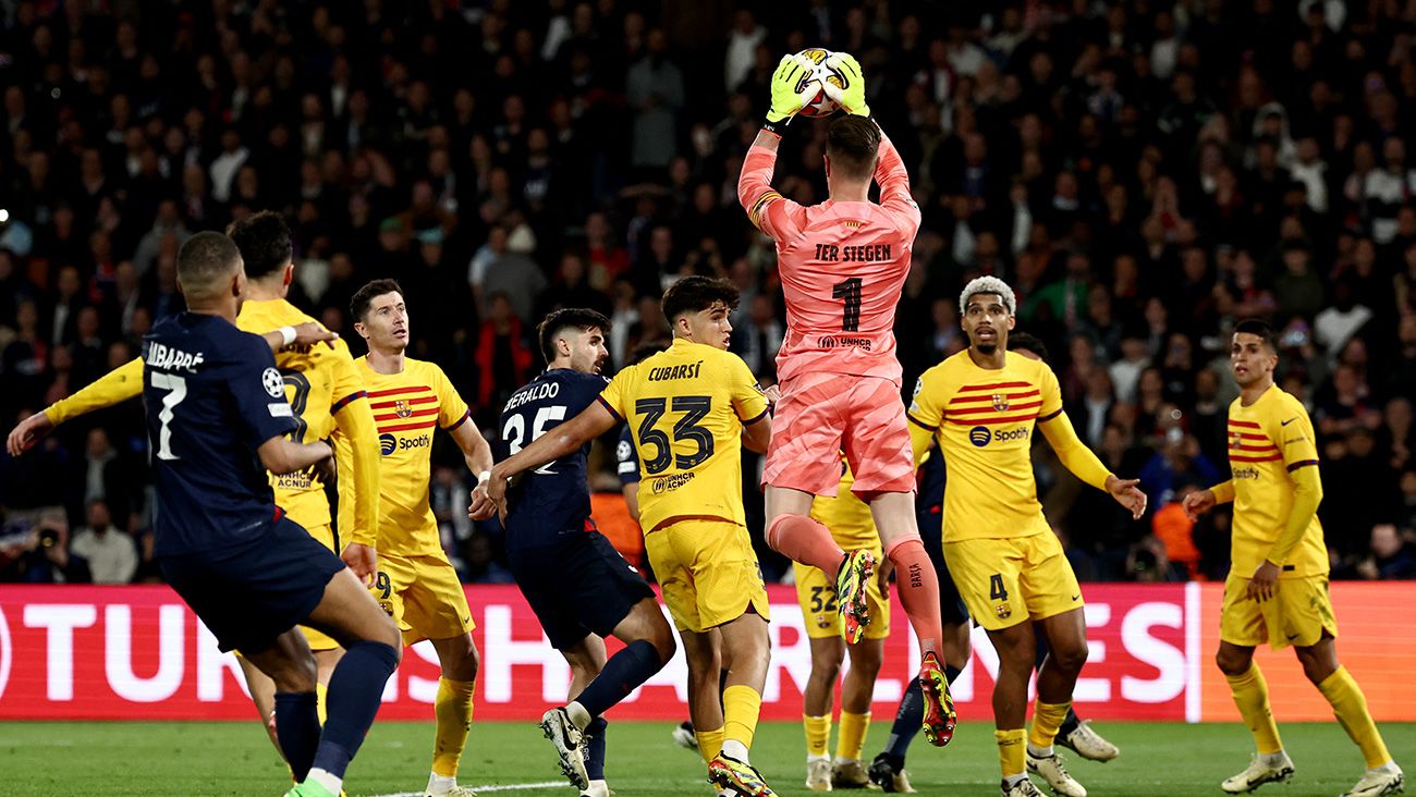 Ter Stegen salta a por un balón alto