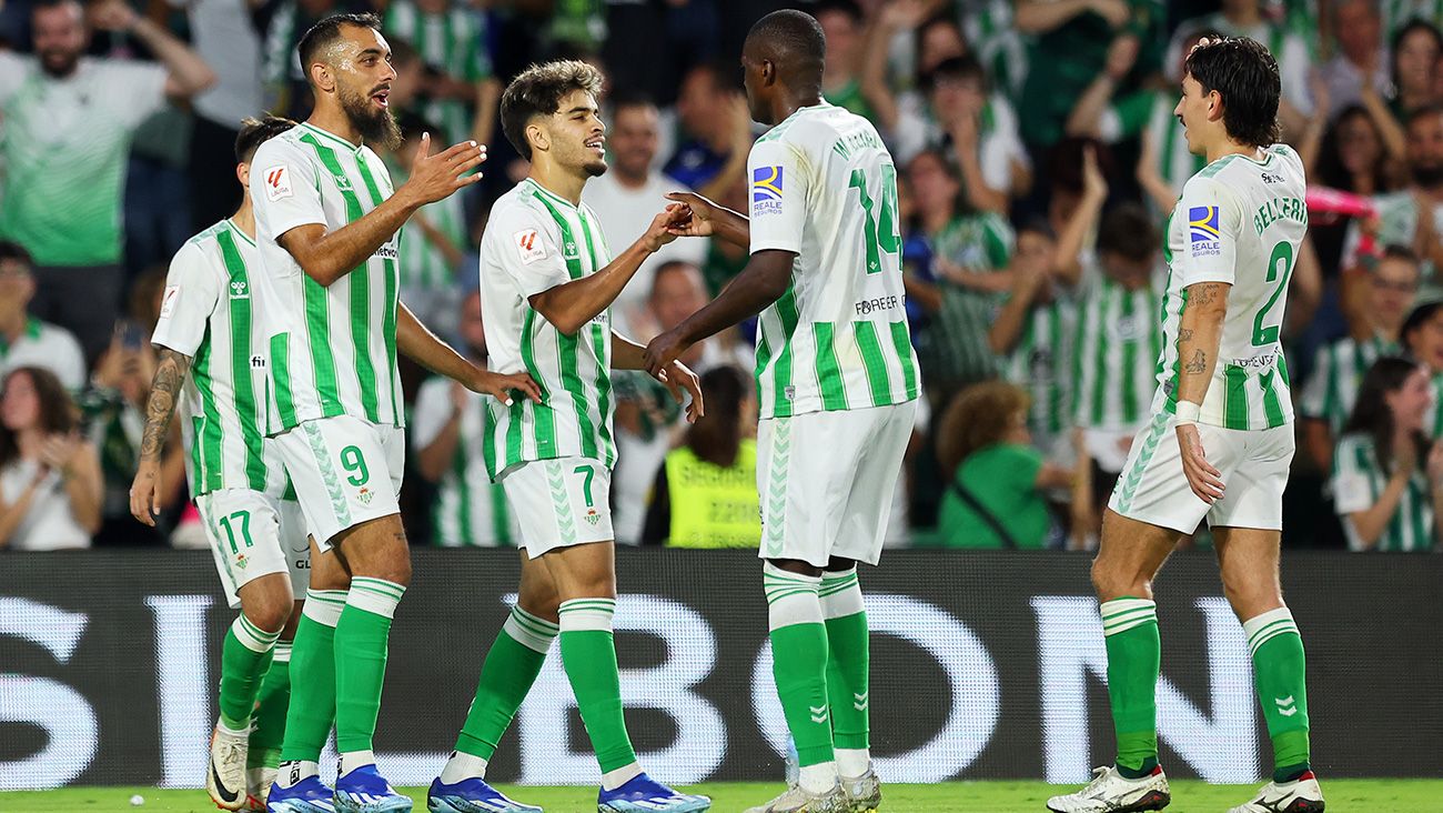 Abde celebra un gol con otros compañeros del Betis