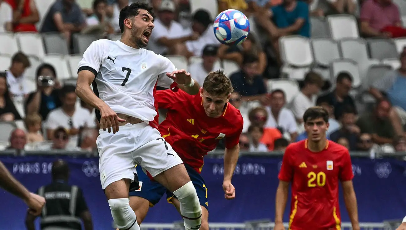 Fermín López impactando un balón en el España-Egipto de los Juegos Olímpicos