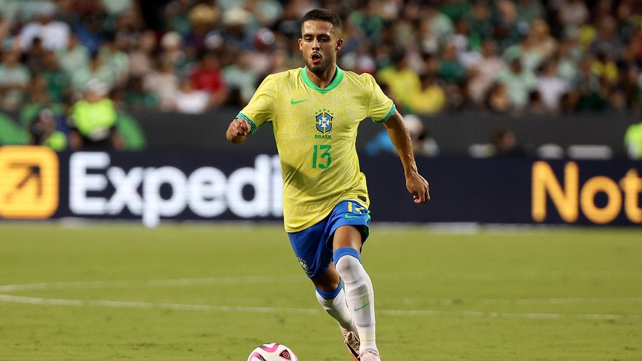 Yan Couto in a match with Brazil