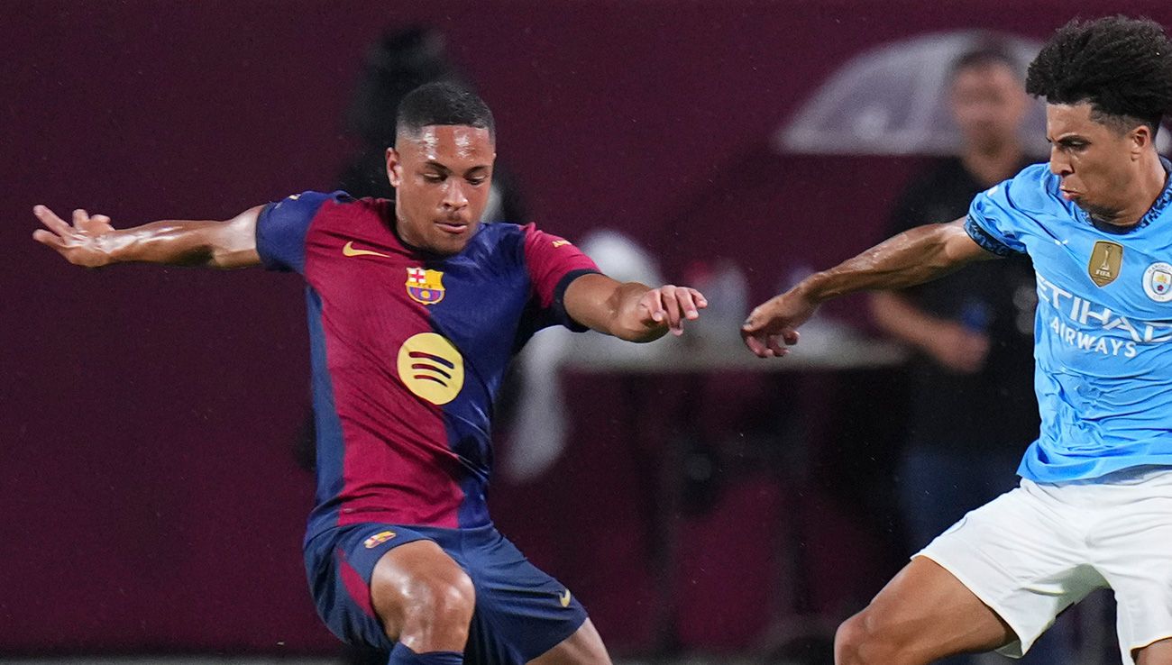 Vitor Roque disputando un balón ante el Manchester City en pretemporada