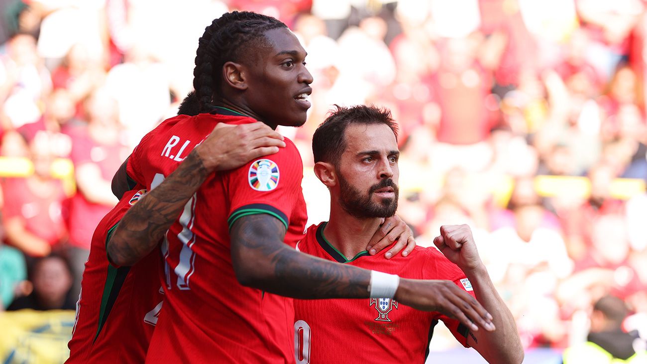 Rafael Leao y Bernardo Silva celebrando