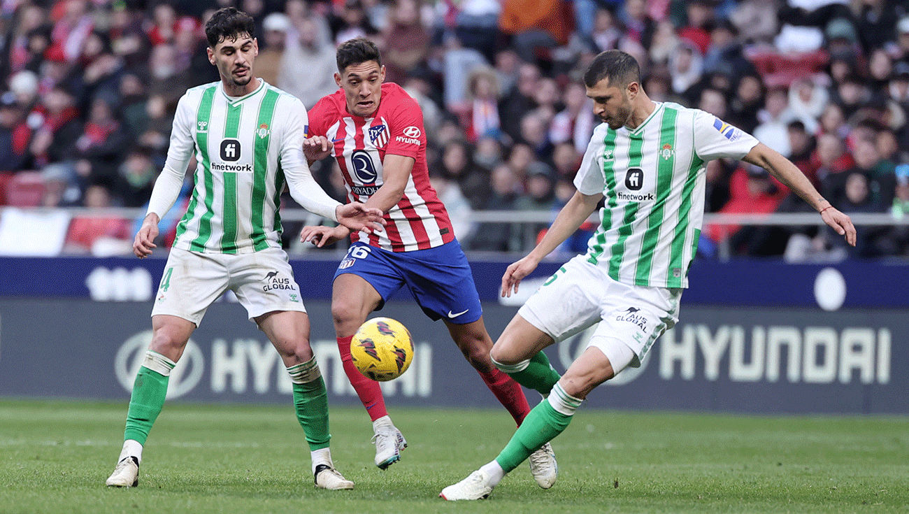 Nahuel Molina, Johnny Cardoso y Guido Rodríguez en un partido del Betis contra el Atletico de Madrid