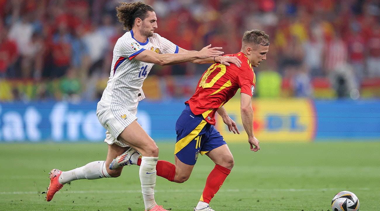 Adrien Rabiot y Dani Olmo en un partido