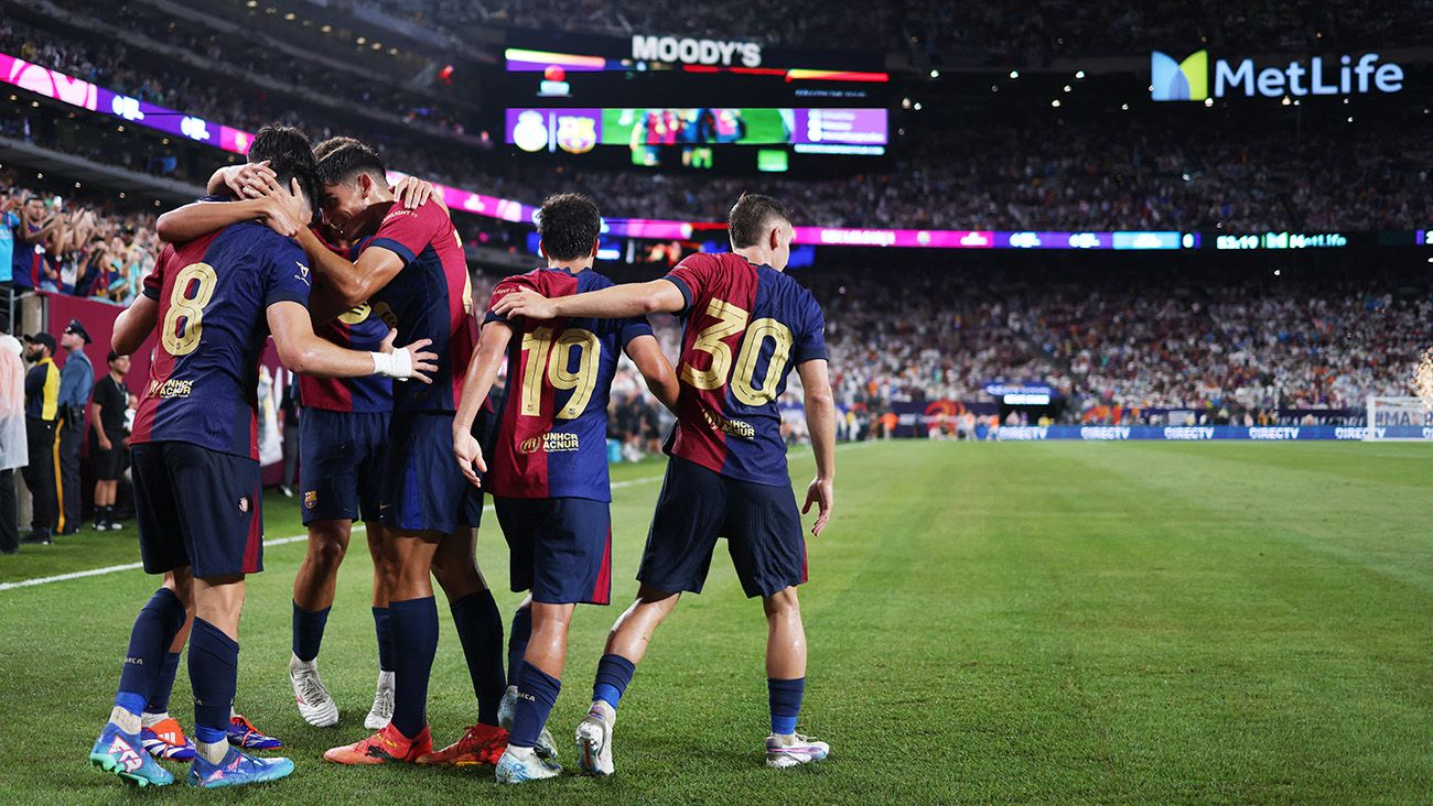 Barça players celebrate one of Pau Víctor's goals against Real Madrid (1-2)