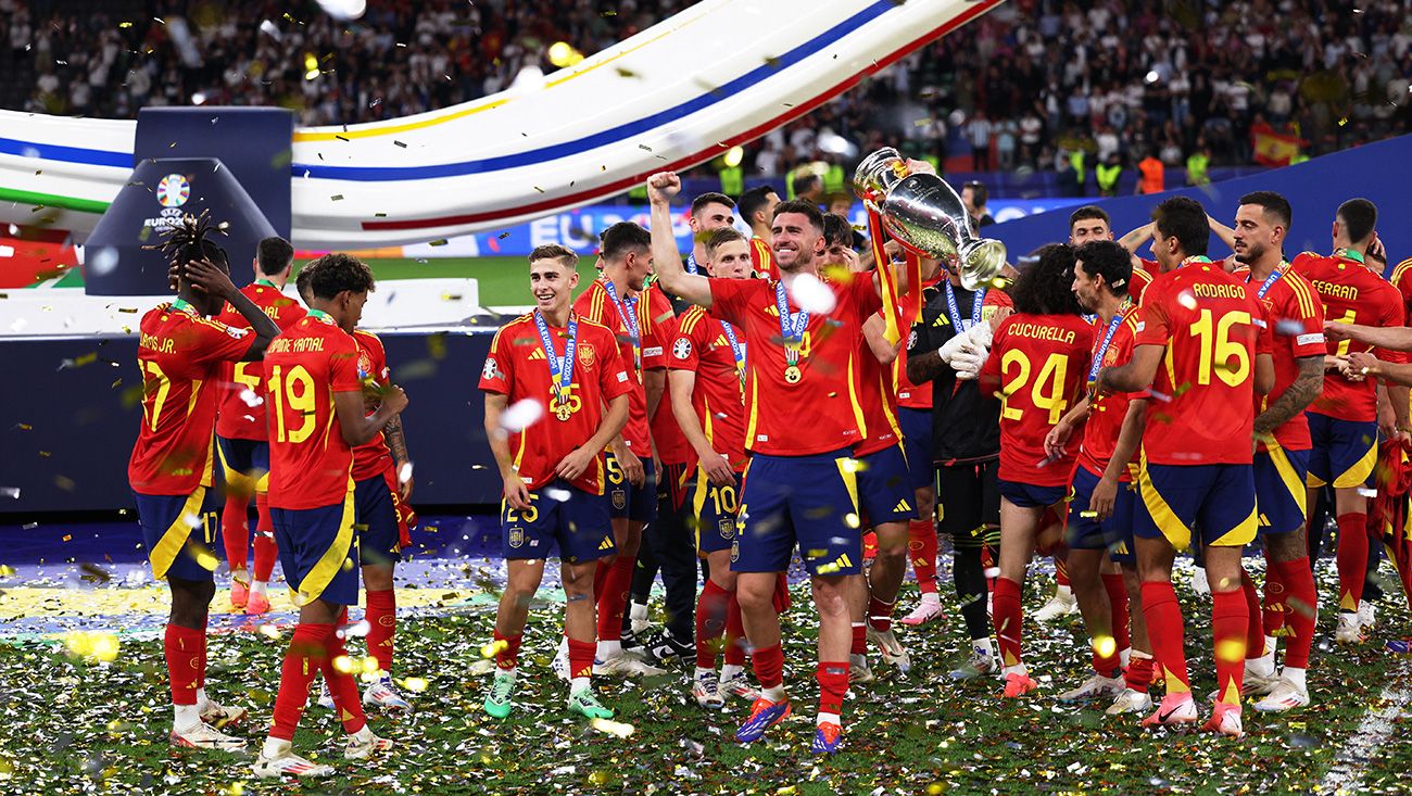 Aymeric Laporte y el resto de jugadores de España, celebrando