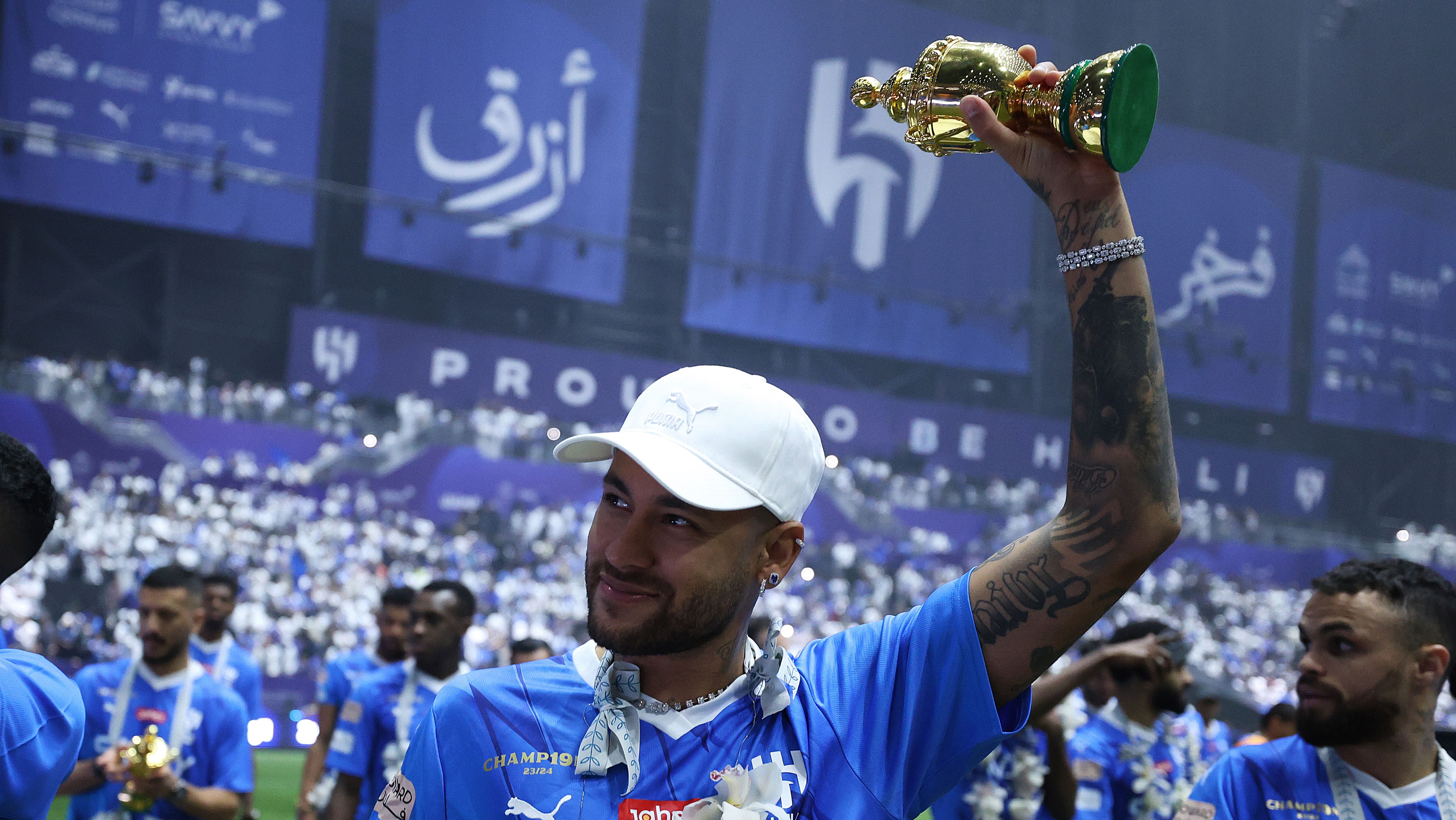 Neymar Jr celebra un título