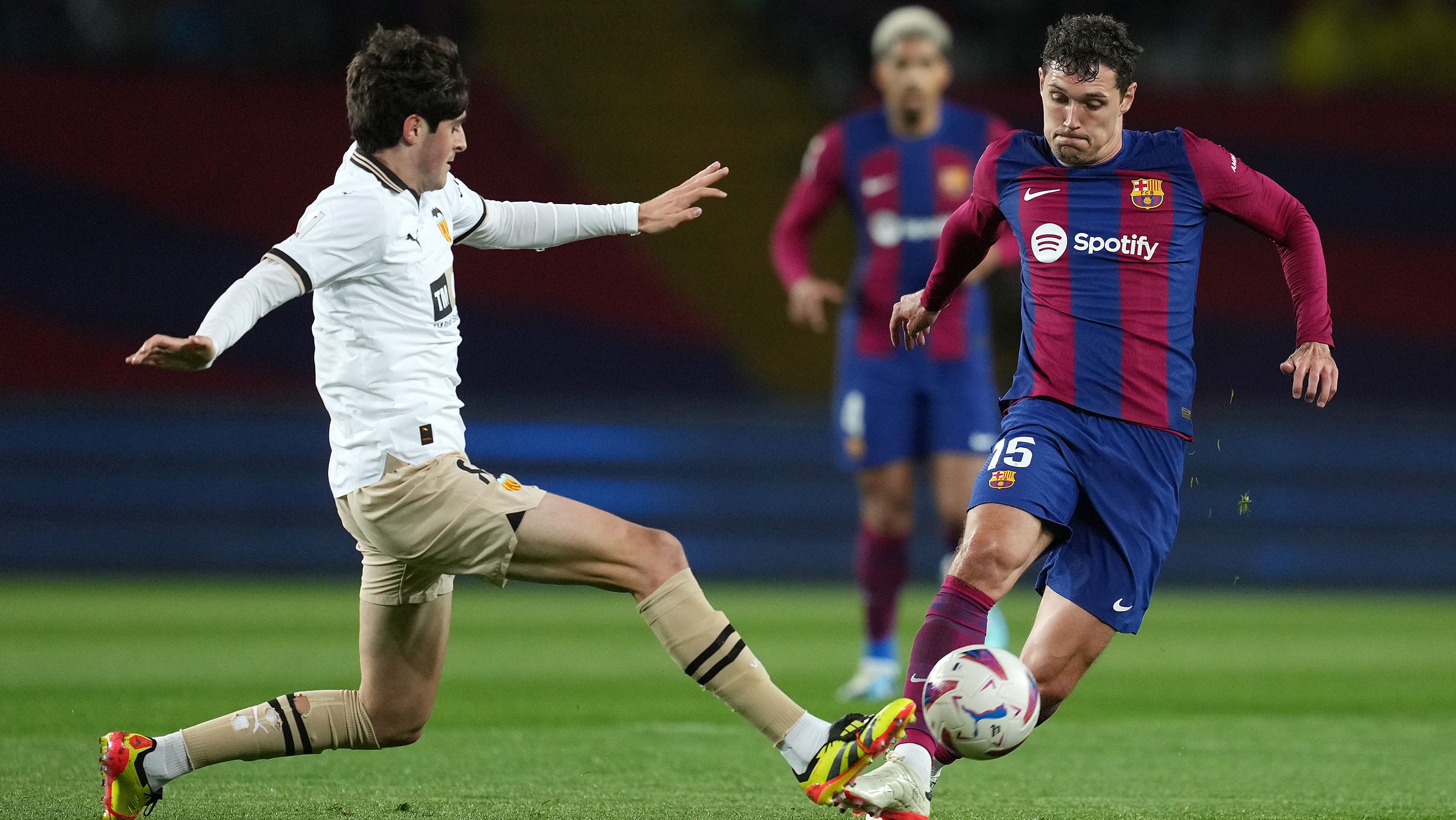 javi guerra en un partido del Valencia ante el Barcelona