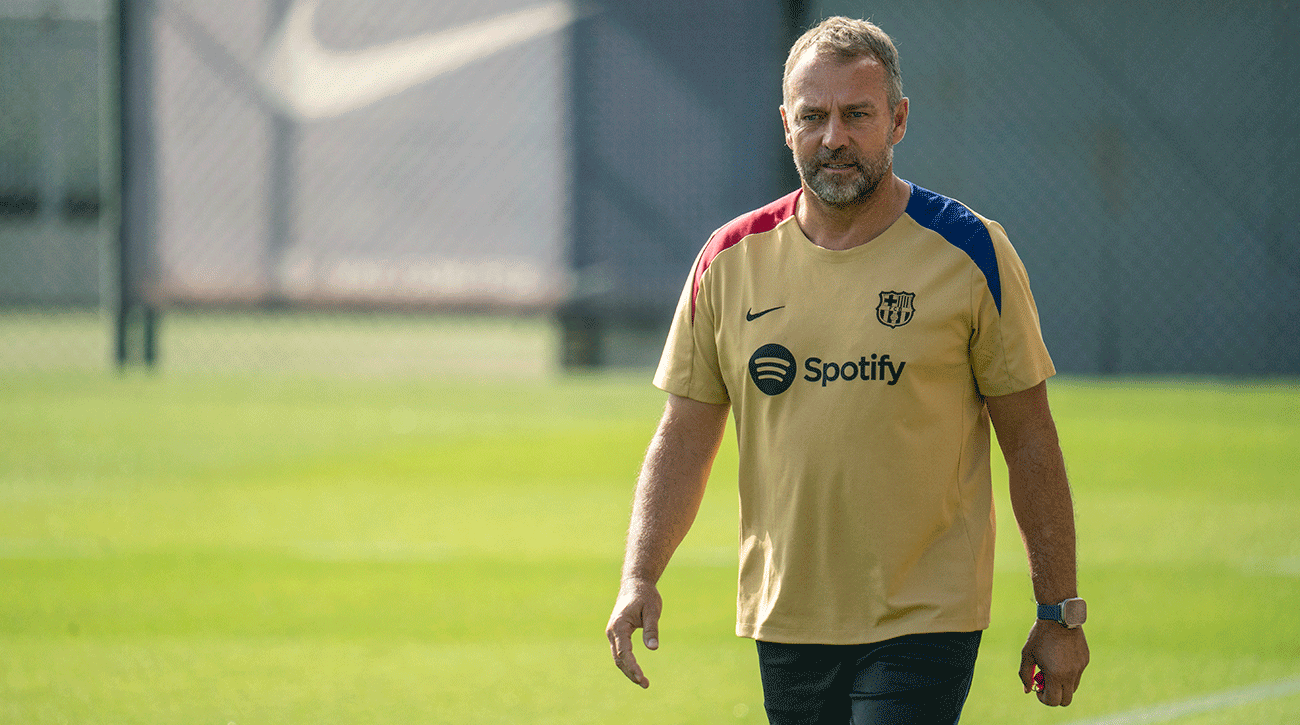 Hansi Flick dirigiendo un entrenamiento del FC Barcelona