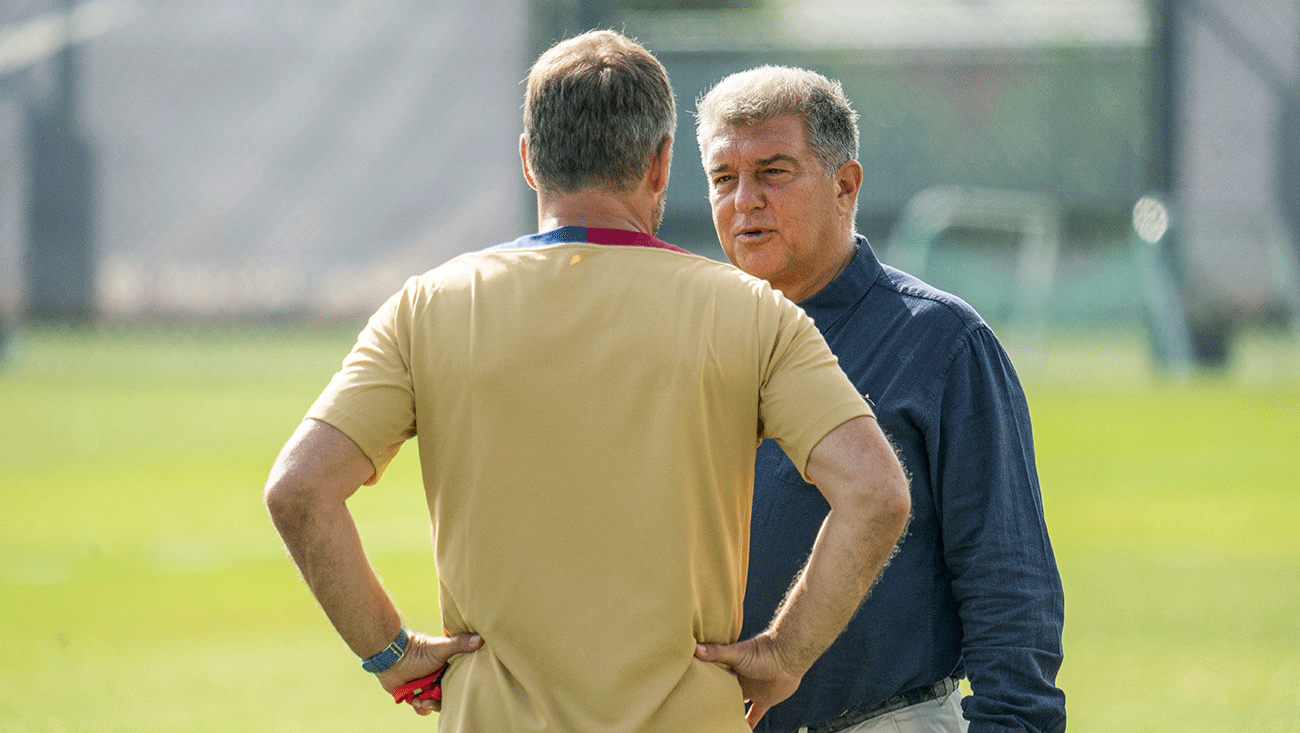 Joan Laporta habla con Hansi Flick tras una jornada de entrenamiento del equipo