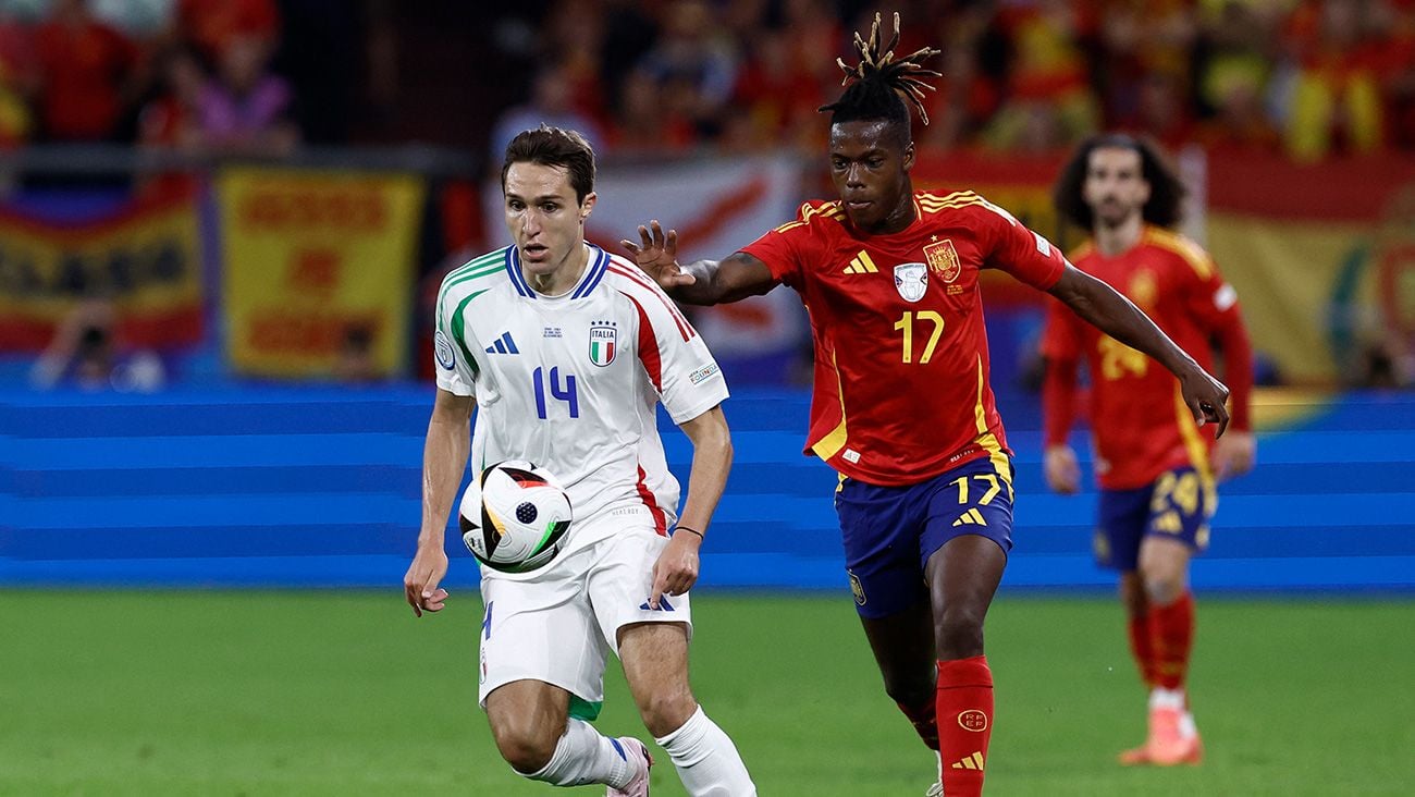 Federico Chiesa enfrentando a Nico Williams